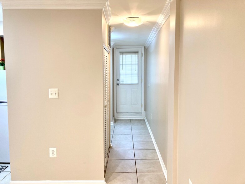 Building Photo - 902 I St SE