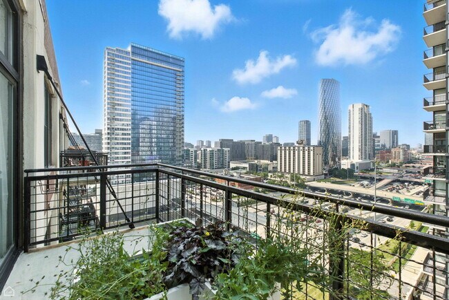 Building Photo - 728 W Jackson Blvd