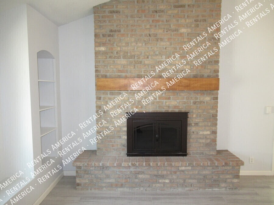 Building Photo - 380 E Barbarita Ave