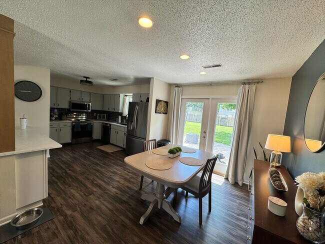 Building Photo - Newly remodeled Eastside home