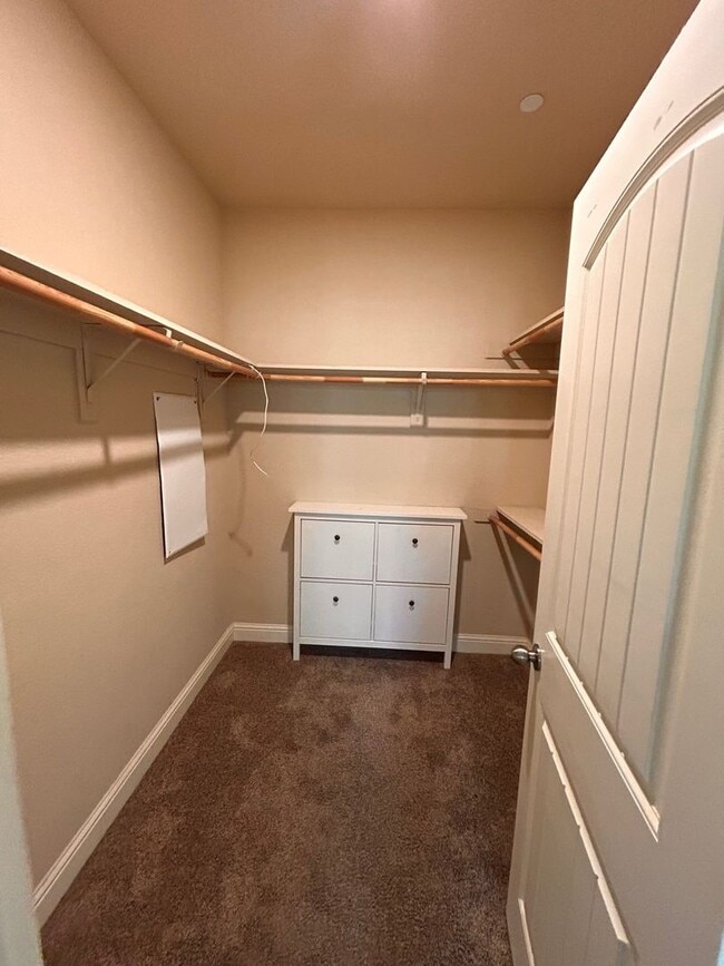 Building Photo - Beautiful home for rent in Visalia!