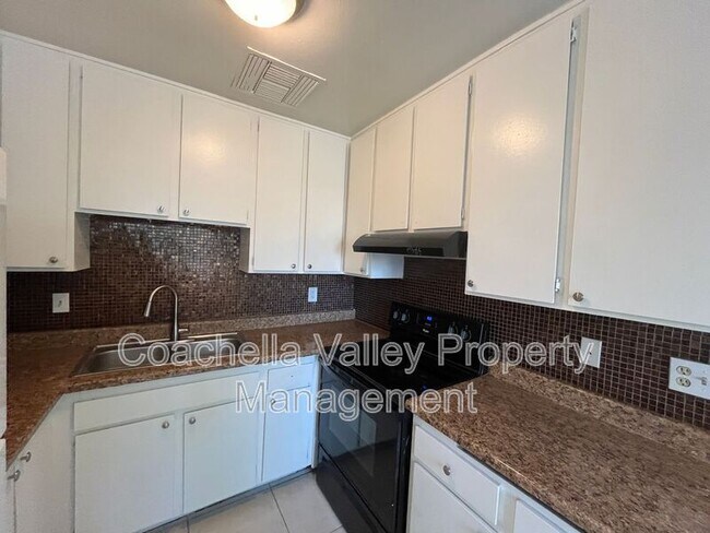 Building Photo - 556 E Chuckwalla Rd