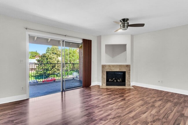 Building Photo - Great Two Bedroom Corner Unit in Villa Tos...