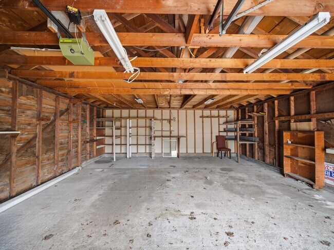 Building Photo - 2403 W Everett Ave