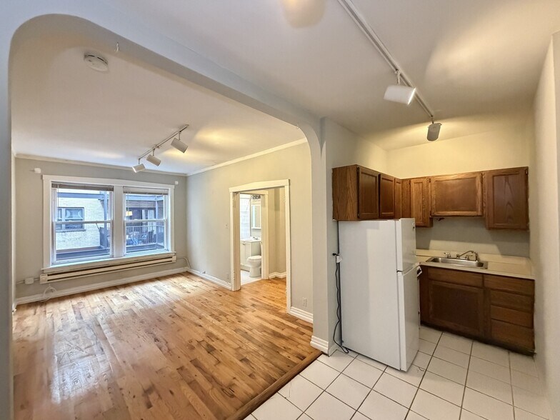 Building Photo - 457 W Melrose