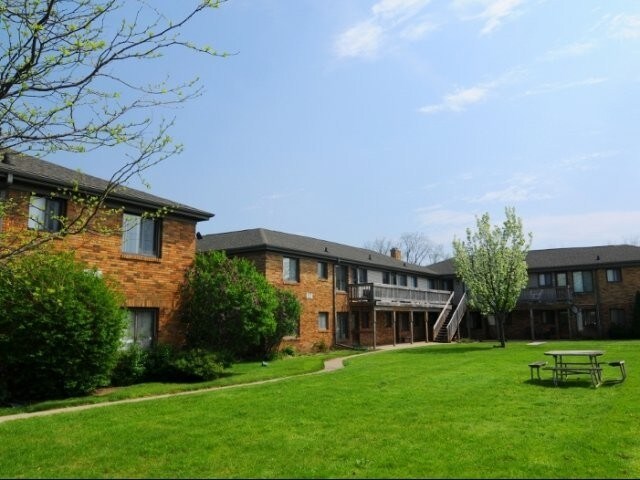 Amber Square Apartments And Townhomes Lansing Mi Apartment Finder
