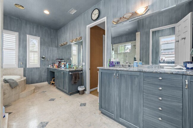 Building Photo - Expansive estate style home - 5 minute drive to SDSU!