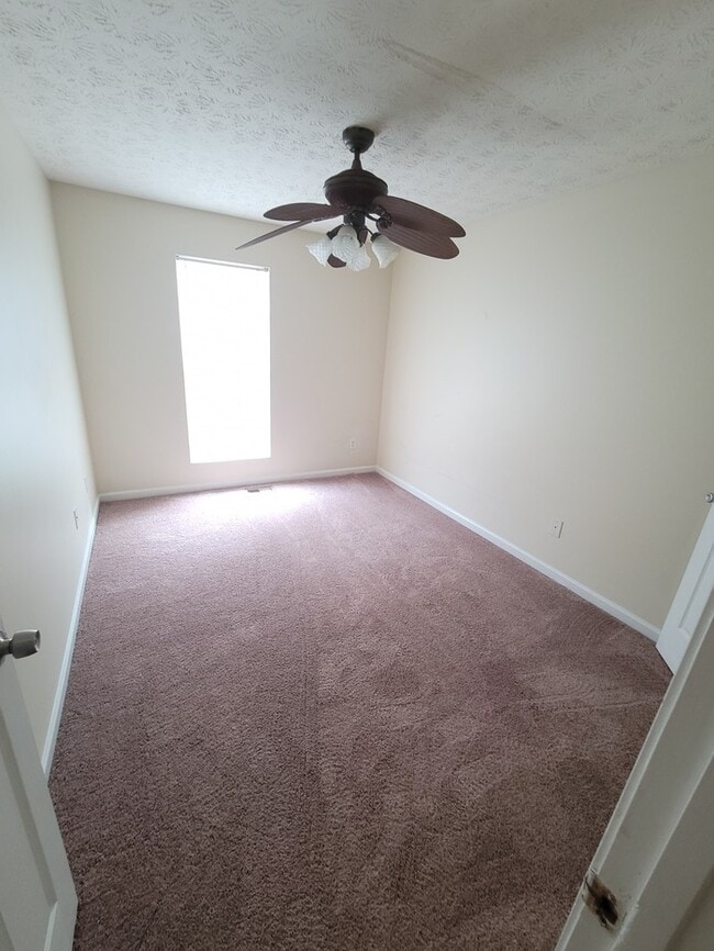 Building Photo - 3BR Townhome, Total Electric