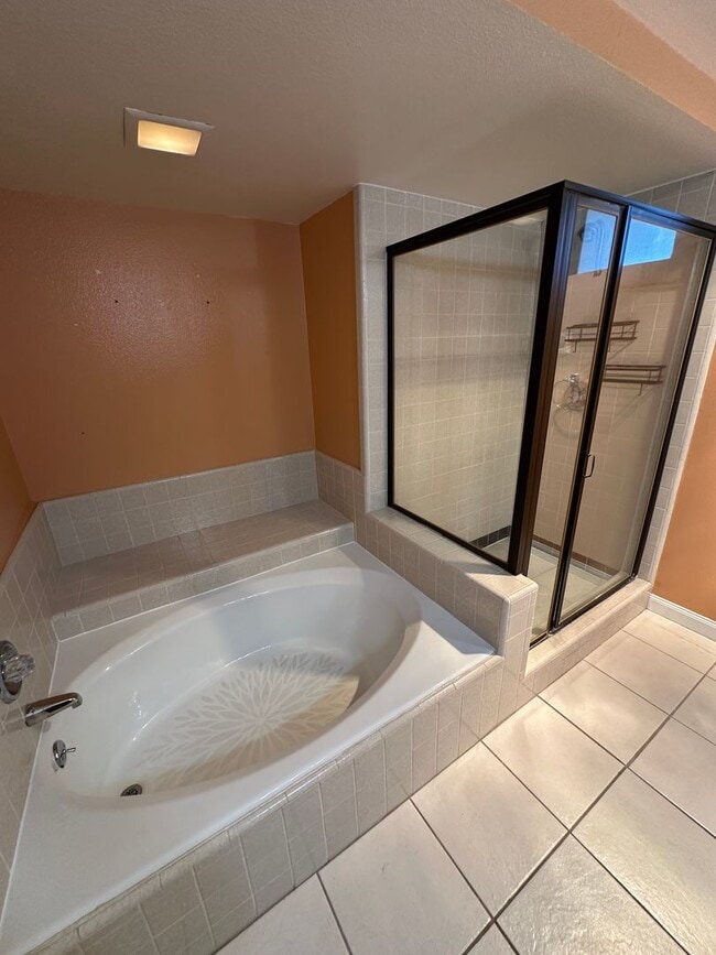 Building Photo - Huge 2 Bedroom 2 Bath Available For Immedi...