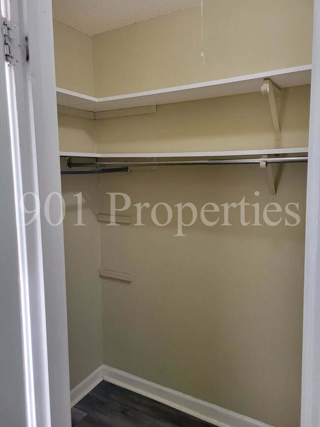 Building Photo - 3389 Lord Dunmore Cove