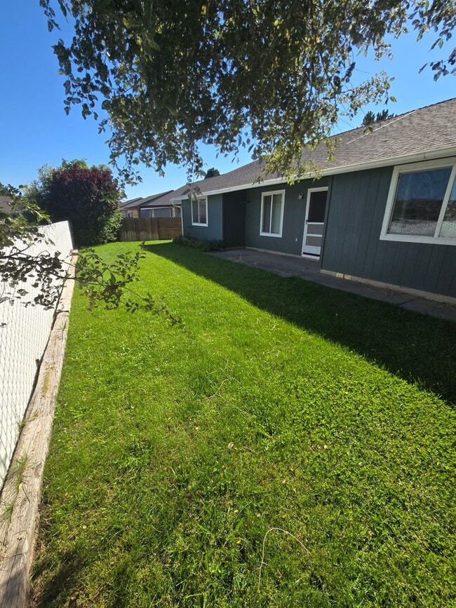 Building Photo - Cozy home Madras Oregon