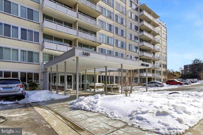 Building Photo - 1301 S Arlington Ridge Rd