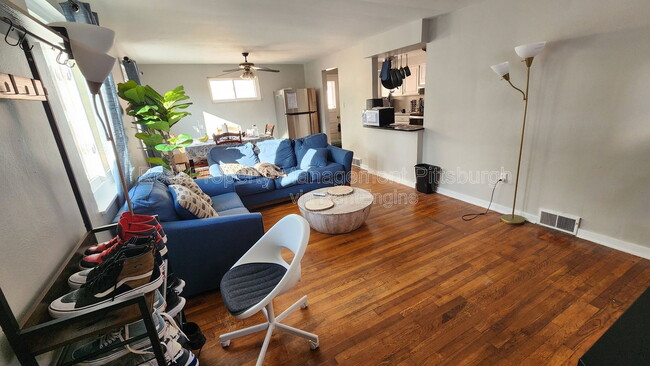 Building Photo - 433 Ella St