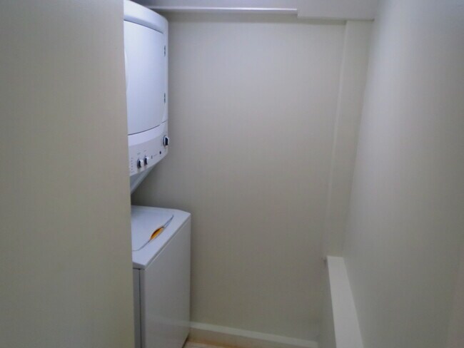 Building Photo - 5933 Blossman Rd