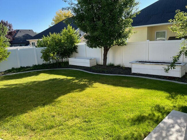 Building Photo - Beautiful 3-bedroom home on a large corner...