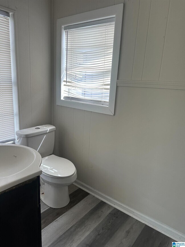 Building Photo - 114 N Main St