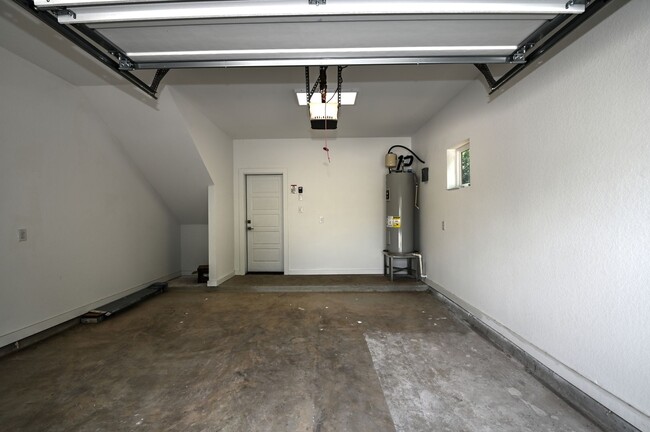 Building Photo - Beautiful 3 beds- 3.5 Condo in San Antonio Tx