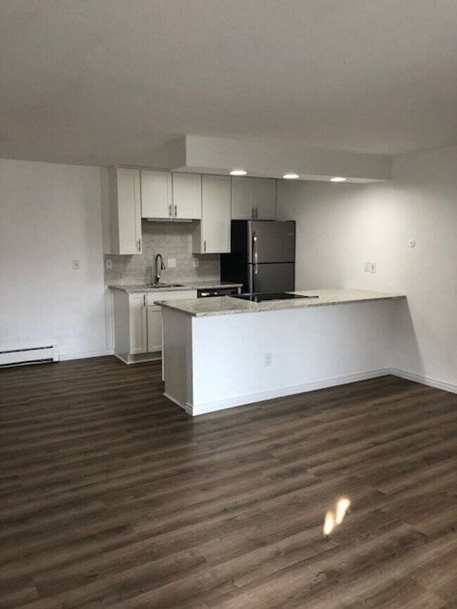 Building Photo - Conveniently Located Boulder Condo for Rent with Pool Overlooking the Flatirons