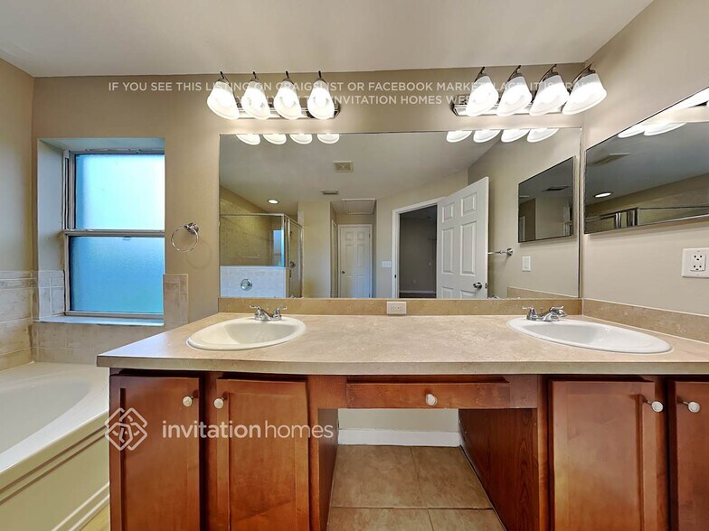 Building Photo - 2389 Hamlet Cir