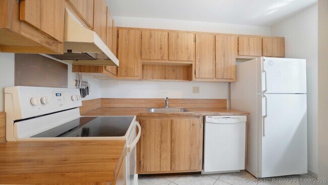 Building Photo - 505 Gardens Dr