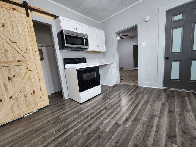 Building Photo - One Bedroom LOWER Duplex