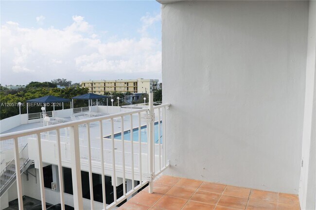 Building Photo - 6900 Bay Dr