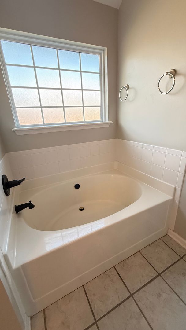 Building Photo - 1500 Cedar Hill Trail