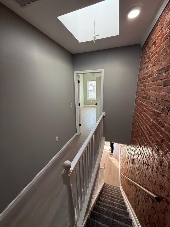 Building Photo - Freshly Renovated Home on Up and Coming St...