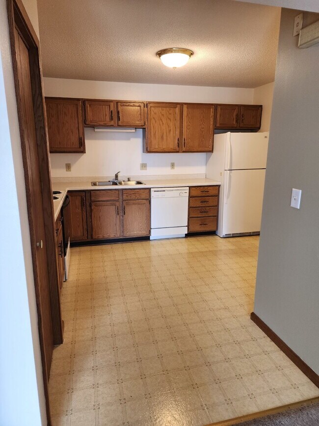 Building Photo - Large 2 Bedroom Apartment - Available August 1st