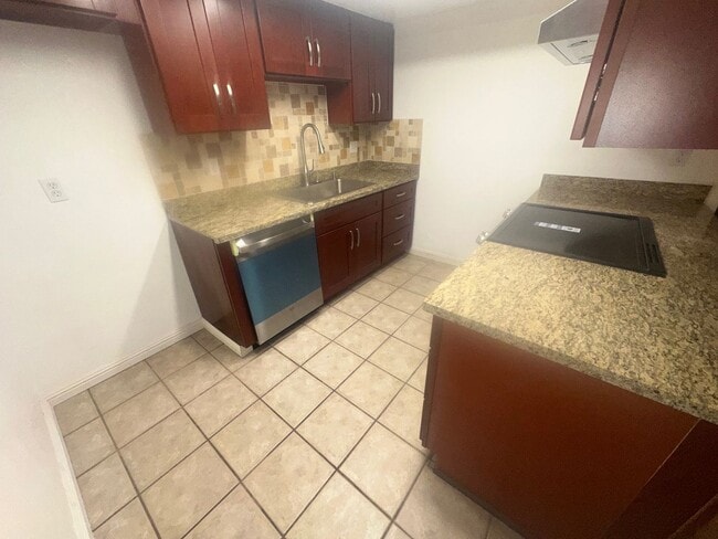 Building Photo - Remodelled Duplex With Lincoln Schools