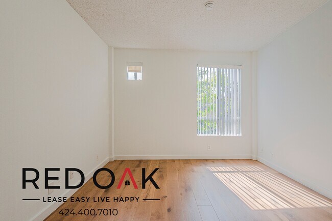 Building Photo - 884 Palm Ave