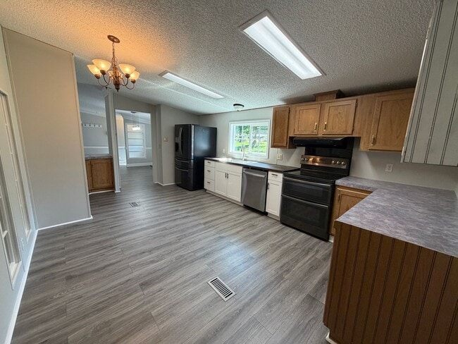 Building Photo - Spacious Ranch Home