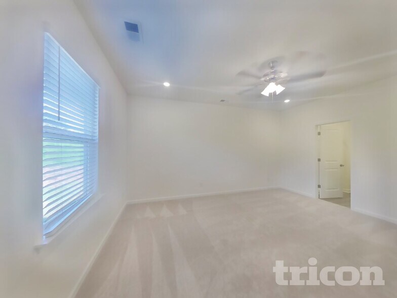 Building Photo - 1940 Logan Ln