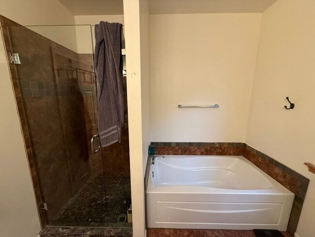 Building Photo - 3 Bedroom & 2 Bath Home with 2 Car Garage....
