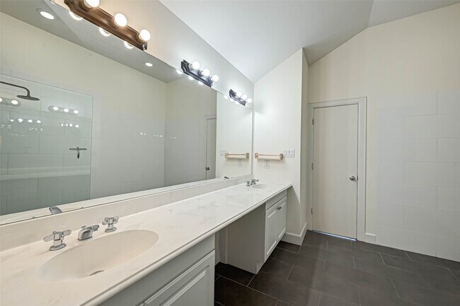 Building Photo - 11315 S Main St