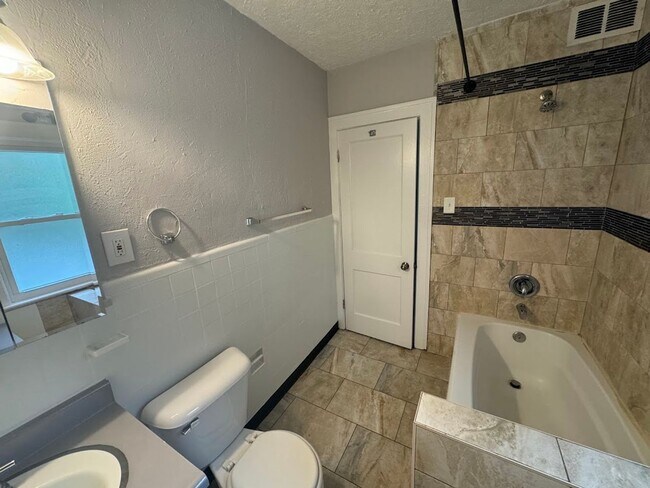 Building Photo - 3 Bed - 1.5 Bath Colonial for Rent in Clev...