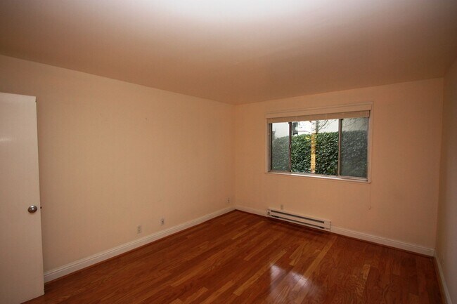Building Photo - 5015 Palmetto Ave