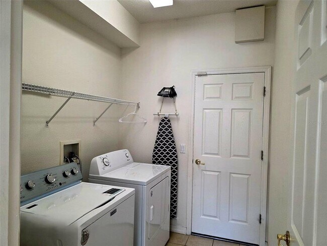 Building Photo - 1027 Balmoral Dr