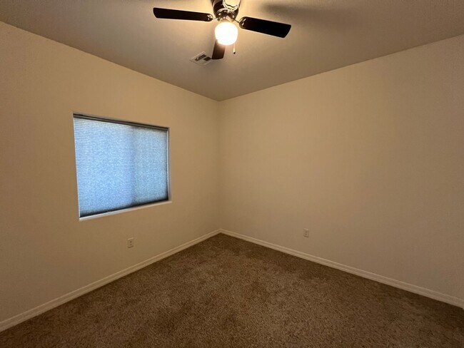 Building Photo - 4 BEDROOM HOME!