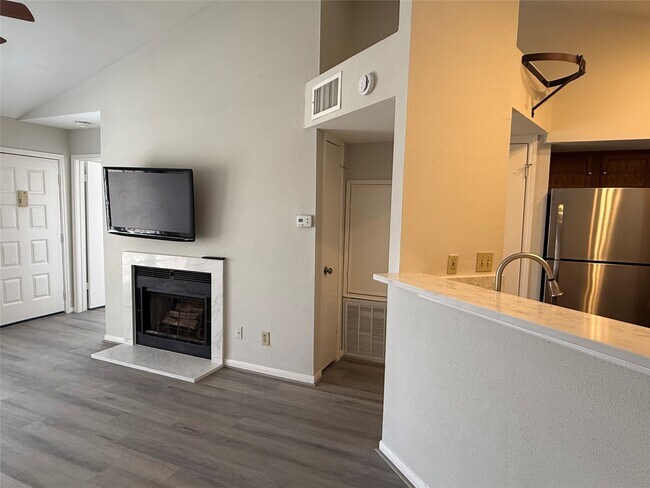 Building Photo - 2121 El Paseo St