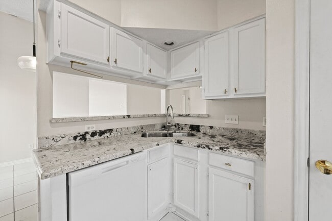 Building Photo - 6627 Misty Dale Dr