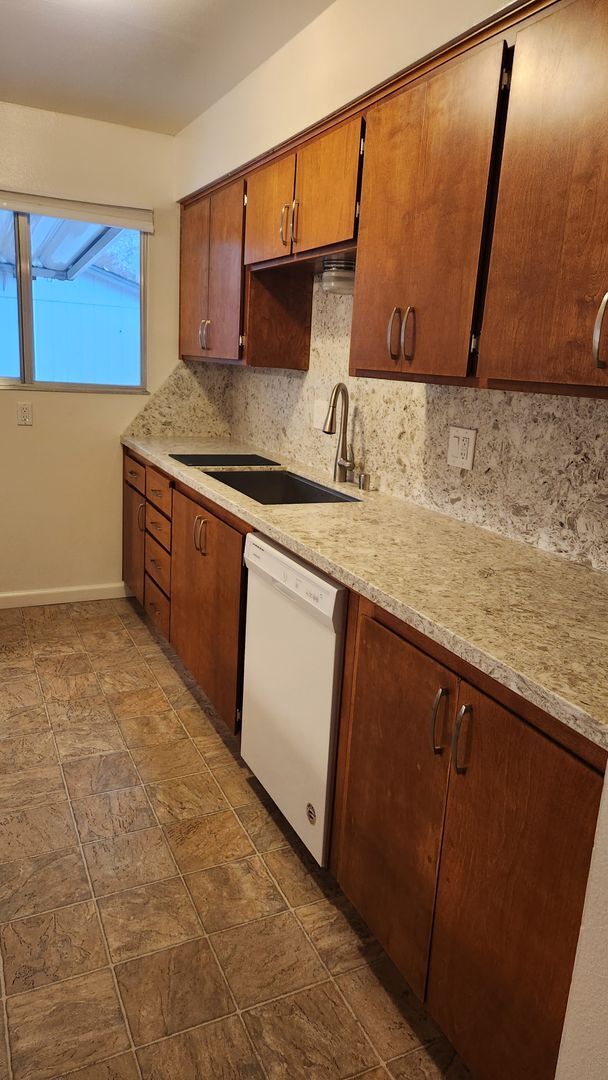 Building Photo - Wonderful 3 bedroom home close to schools and shopping!