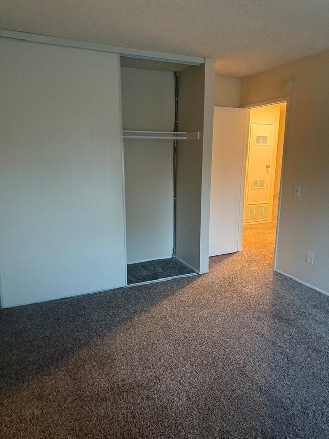 Building Photo - 8266-8266 Linden Rd