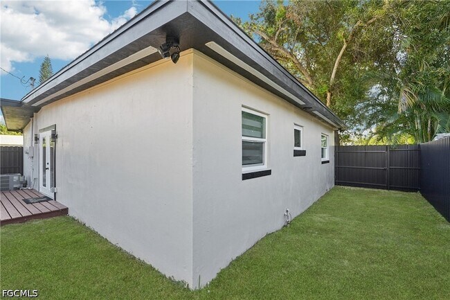 Building Photo - 92 Oak St