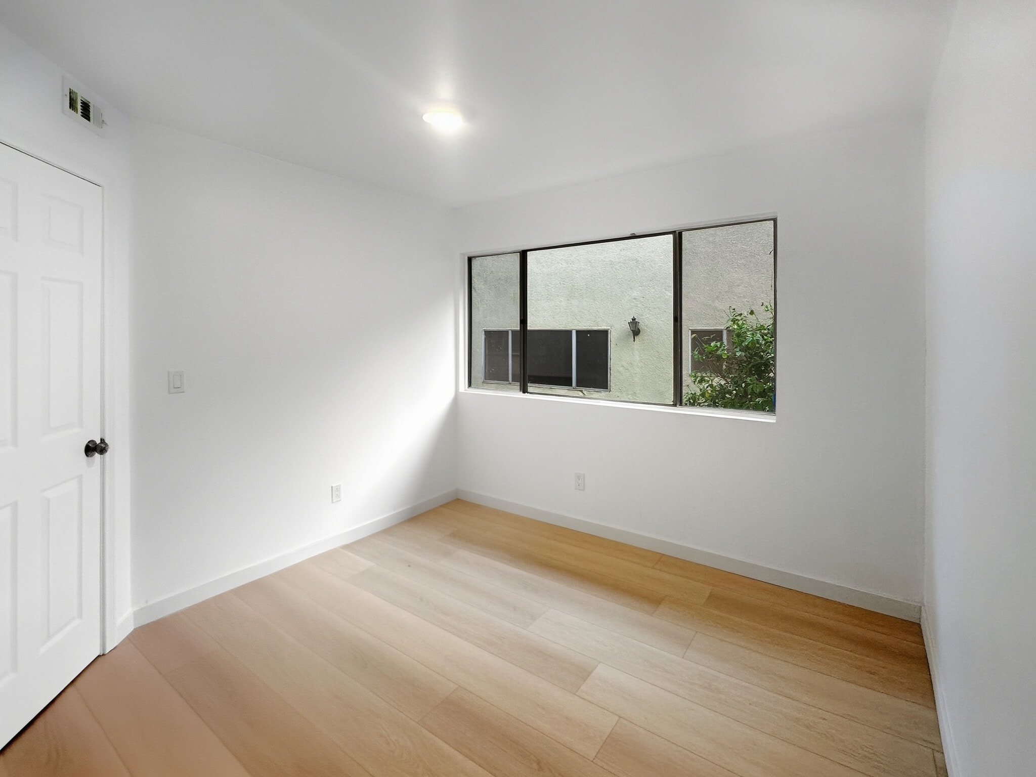 Forth Bedroom Downstairs Accessible - 727 E Tujunga Ave