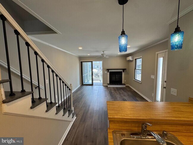 Building Photo - 713 Mooring Rd