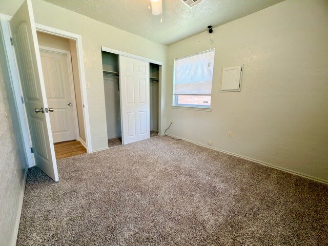 Building Photo - 5810 NW Oak Ave