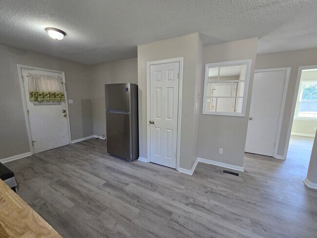 Building Photo - NEW LISTING!!!!!