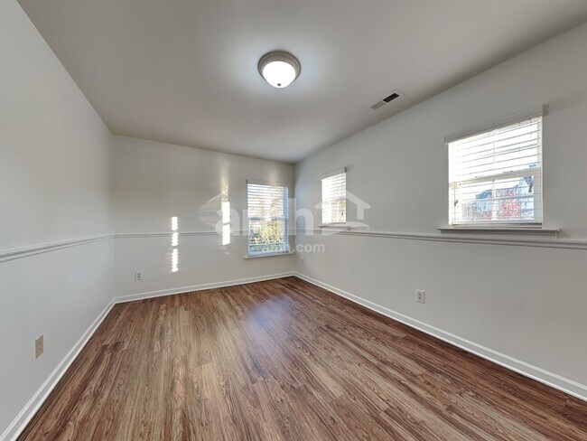 Building Photo - 204 Edgecroft Way