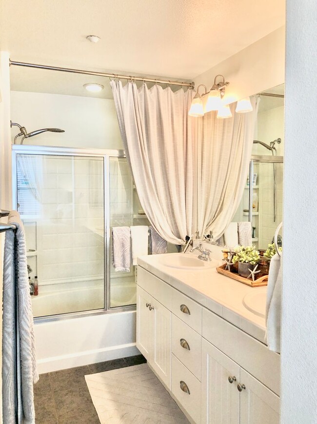 Building Photo - Beautifully Upgraded & Appointed End Condo...